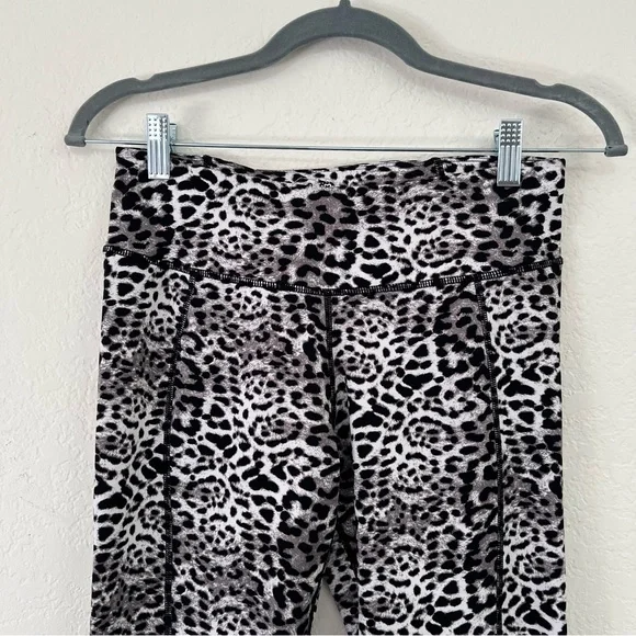Betsey Johnson Performance Snow Leopard Cropped Leggings Tights Women’s Medium - Picture 3 of 9